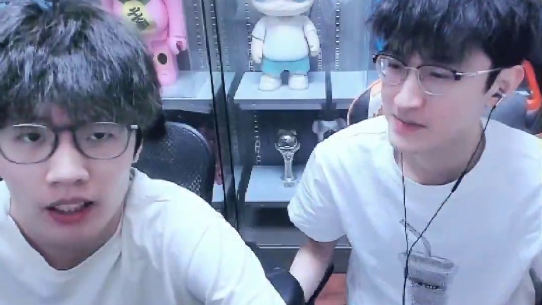 二位以这样的方式同台竞技？ 