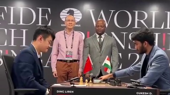 2024世界冠军赛第十轮比拼开始，丁立人白棋走出了和第六轮一样的开局变化——伦敦体系！不同的是在第五