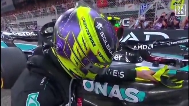 汉密尔顿与自己的赛车深情告别 汉密尔顿在正式结束自己的12年梅奔生涯之前与自己的W15赛车深情告别，