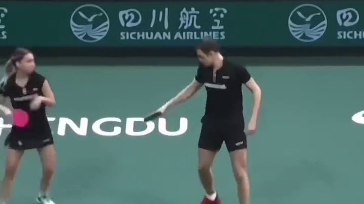 莎头组合再度登场2-1罗马尼亚组合帮助国乒混团半决赛拿下2分，莎莎每次望向邱指导都是肯定的眼神#王楚