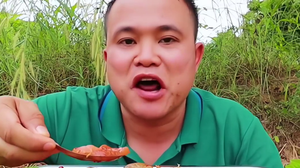 泰国大叔吃鲜辣椒酱泰式大虾凉拌海蜇三文鱼泰国大叔我的乡村生活泰国美食