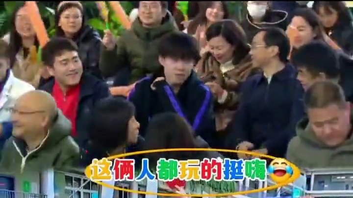 难倒世界第一国球进校园！莎头孙颖莎王楚钦俩人玩的挺嗨！