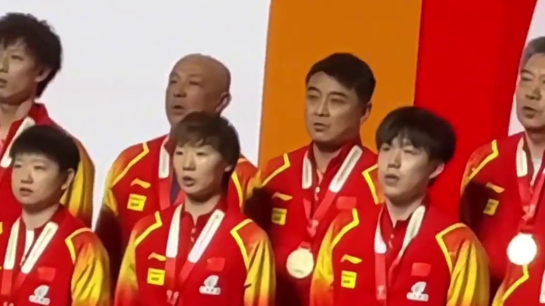 国乒和港队同时在领奖台上高唱国歌，这一刻我们赢麻了！#孙颖莎 #王楚钦
