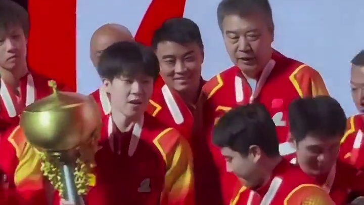 从颁奖仪式到赛后发布会，王楚钦和梁靖崑真是两个幼稚鬼，连个位置都要抢！#王楚钦 #梁靖崑