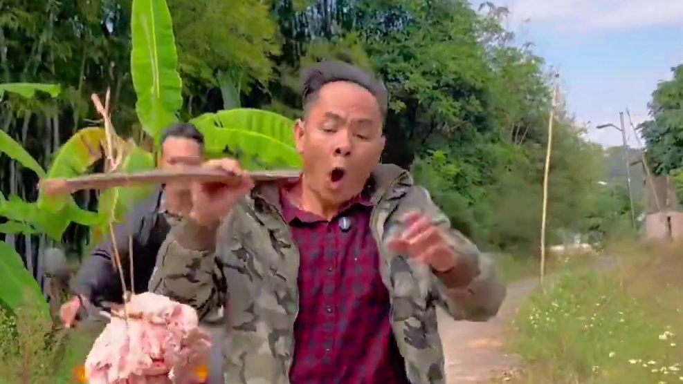 山村厨神新吃法   卤香麻辣鸡冠油让你好吃到停不下来 #农村柴火饭#农村美食#乡村生活