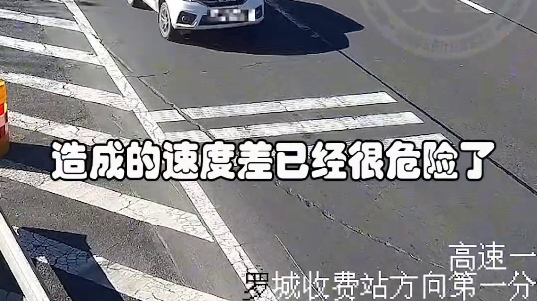 这是一条“慢悠悠”的视频，已经过多倍加速……高速公路上这个操作，危险！#文明交通携手共创 #交通文明