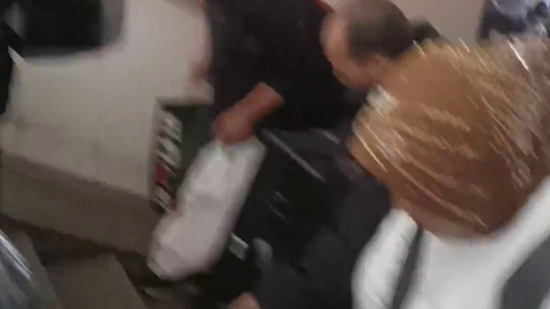 2024 年 11 月 15 号 爸爸带我去妈妈那里，前面提黑包的是我老汉