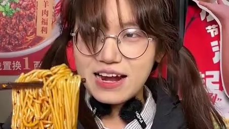 双马尾美少女挑战加麻加辣小面，紧张到从哪里来都想不起了，旁边大哥的心都要萌化了！#美食 #挑战 #吃