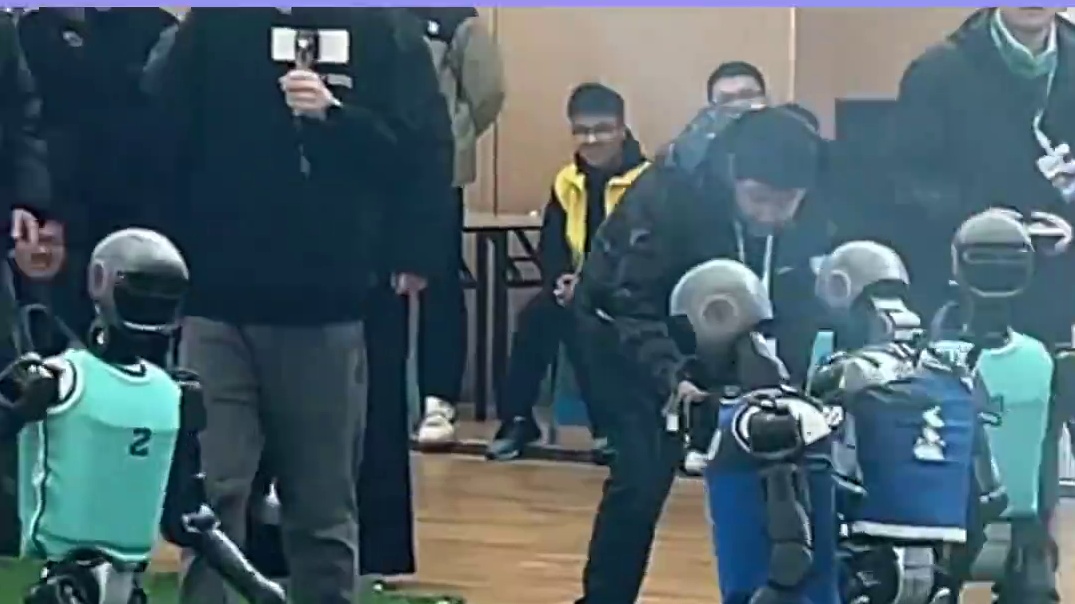 家里没人添乱的可以买回去添乱 #也是看到机器人踢球了  #机器人  #比赛现场  #足球  #搞笑