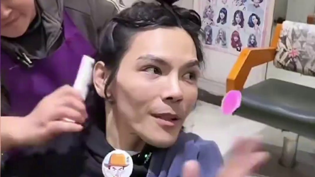 #向佐  头剪到一半，突然站起来，用自己摸着鼻梁的左手扇了一巴掌右脸，转身走进隔壁美甲店，做了个美甲