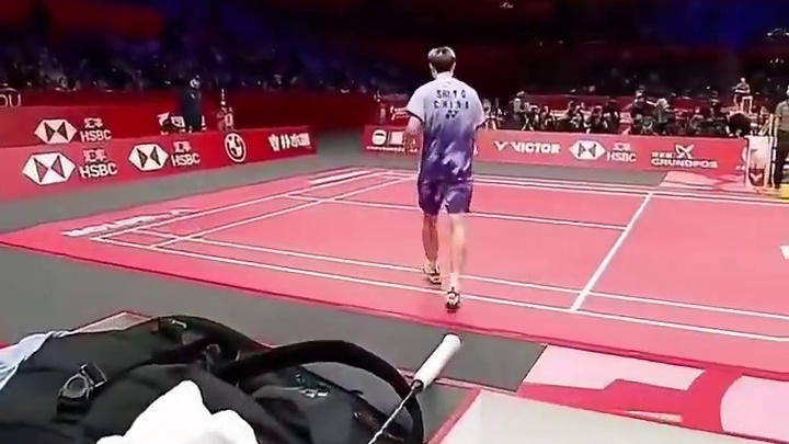 石宇奇2-1乔纳坦 第三局乔帮主这里掉线了 跳球出界5个以上！石头轻松取胜！