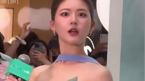 路人偶遇明星名场面，这届粉丝太社牛了#偶遇明星 #社牛 #路人视角 #看一遍笑一遍 #追星现场