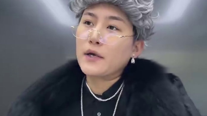 老太太：有我这样的老板你觉得如何？