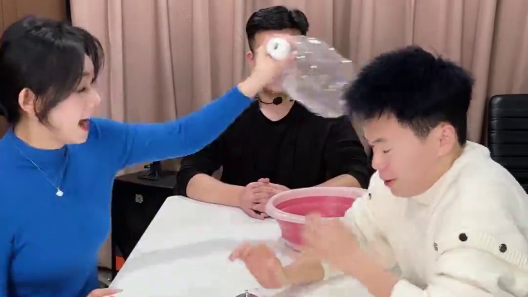 抢铃挑战... #抢铃挑战 #办公室游戏 #意想不到的结局 #抢铃挑战 #内容过于真实