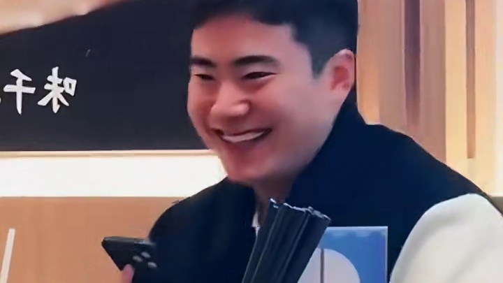 王楚钦和梁靖崑品尝美食，瞧两人多开心呀，乒超联赛加油