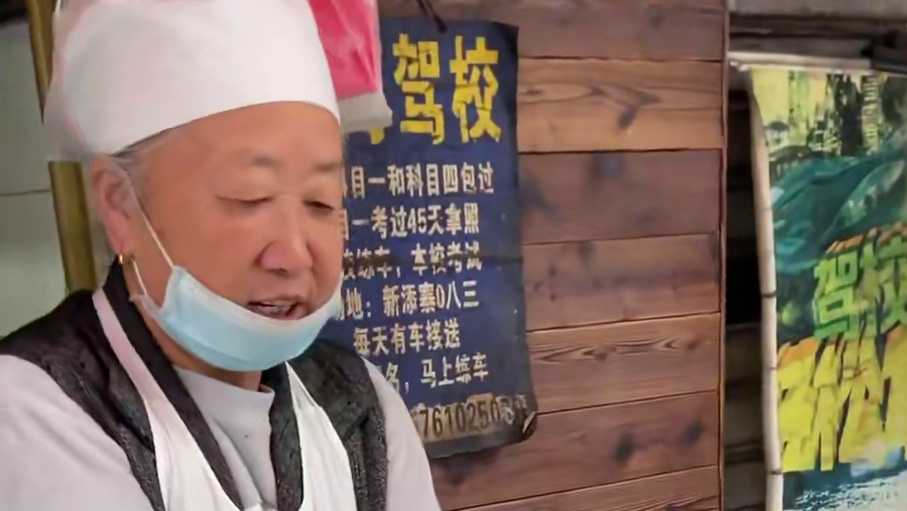 深巷小吃烤肉串烤甜肠，刷上秘制辣椒甜酱