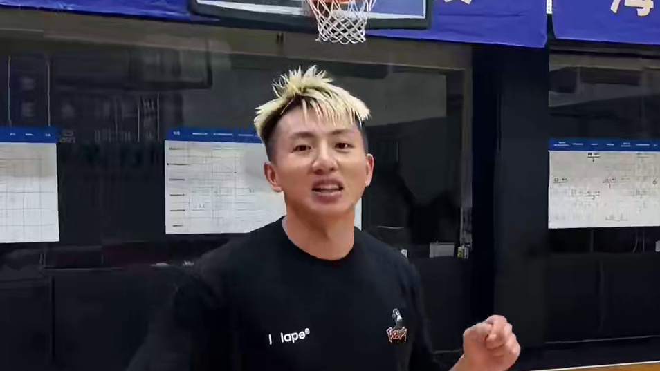 受伤打球，切勿模仿，站在赛场，全力攻防