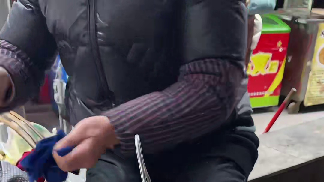 街边小吃烤小豆腐一份60片，不是很嫩，蘸上辣椒面