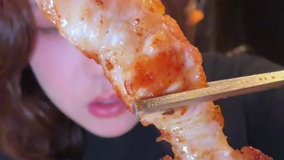 韩国烤黑猪肉！！在山洞里吃饭很奇妙#韩国 #韩式烤肉 #黑猪肉