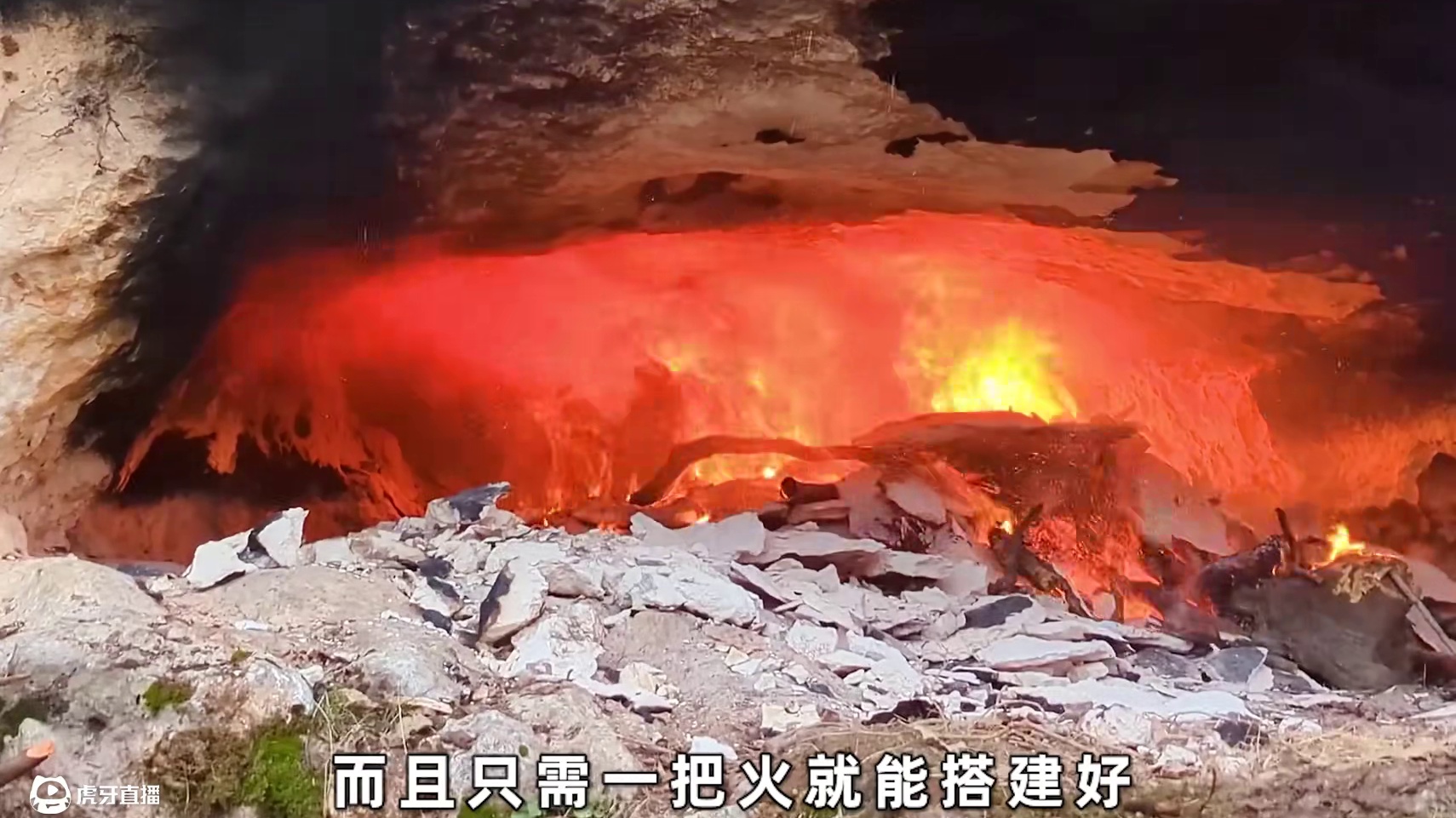 只需要放把火，就能烧出个完美的庇护所#荒野建造 #原始技术 #户外露营