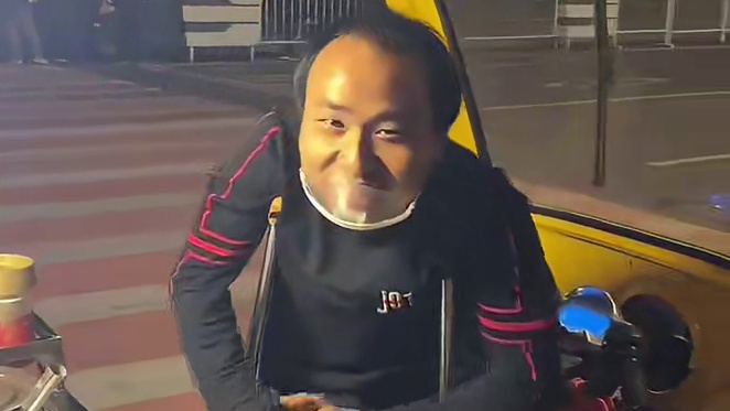 街头遇到一个特殊的煎饼摊，是金子总会发光发热。