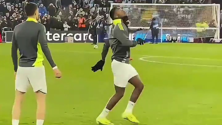 今天进行赛前才艺展示的是——杜兰