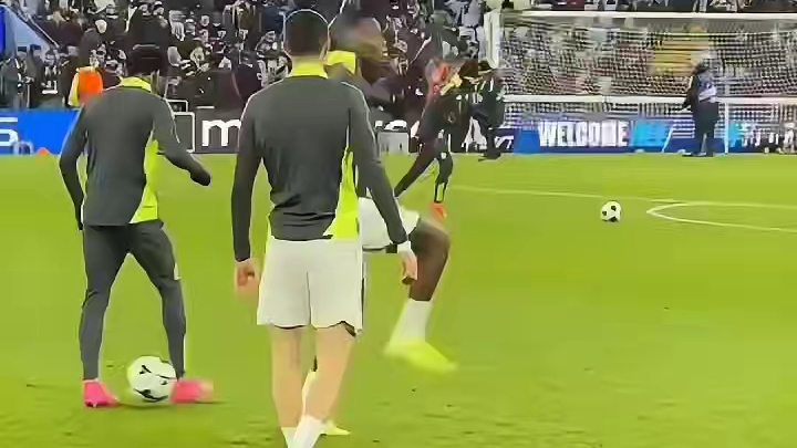 今天进行赛前才艺展示的是——杜兰