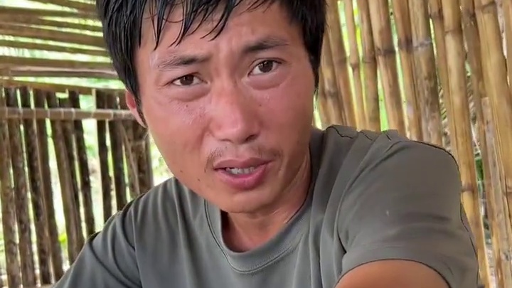 荒岛求生 身体略有不适，队友们制作荒野版竹筒高压锅和鼓风机，海茄子做的比海参还可口。#户外 #荒岛求