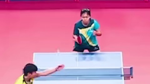 ️乒超联赛第一阶段女团第三轮，深圳大学对阵黄石基地，第二盘孙颖莎3-0战胜姚睿轩，比分：11-7、1