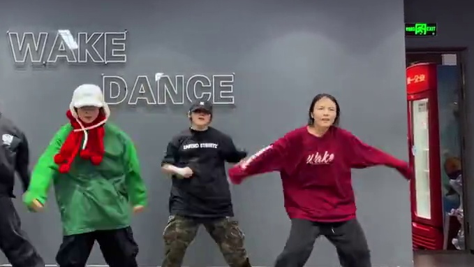 初雪hiphop版二次上线！ 圣诞舞蹈预备 #耶子编舞 #初雪 #初雪氛围舞该跳起来了 #hipho