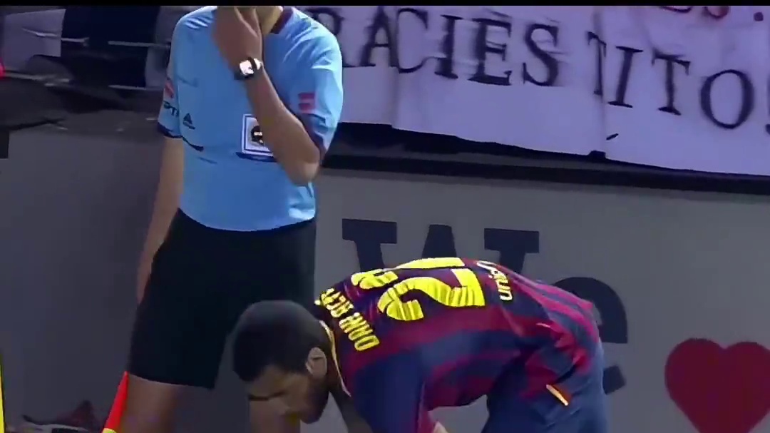 足球赛场那些暖心瞬间，这样的举动真的值得尊重 #dou来足球季 #足球的魅力