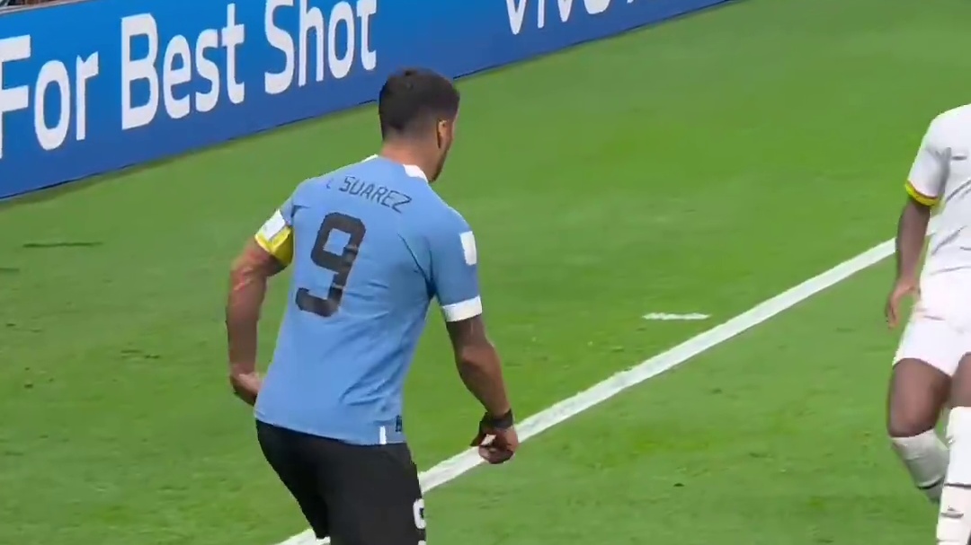 足坛咬耳朵第一人！绿茵赛场的泰森巅峰时期苏牙到底有多强 #dou来足球季 #足球的魅力