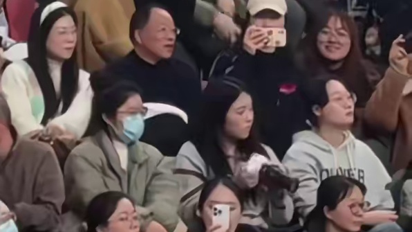 王楚钦孙颖莎乒超联赛早早下班，场下当起“干饭人”