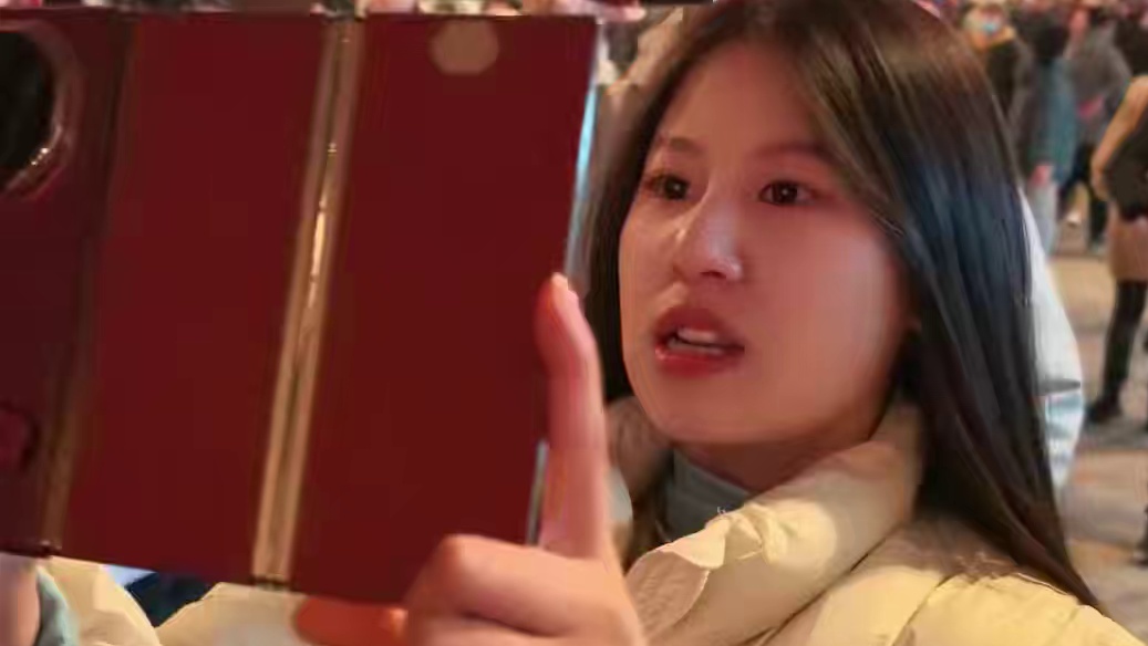 感觉全西安的人都来了 真不知道有撒好拍的，挤也挤不进前排，拍完全是人脑壳……#华为三折叠手机 #西安