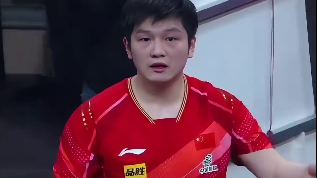 樊振东退场向观众挥手致意，每个方向的都照顾到了，真的是细节之处见人品，强大却又不失谦逊，这才是人们真