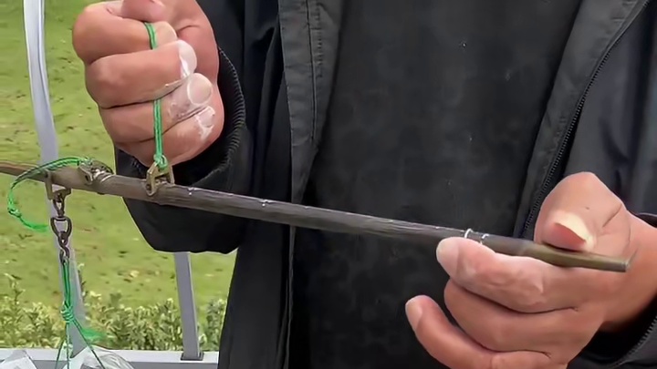 温州街头挑着担子卖的麦芽糖，随着叮叮声，敲下来一块一块的，吃起来有点糊嘴。