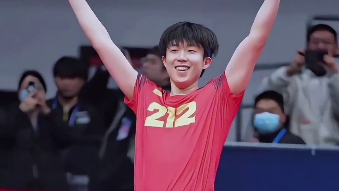 厉害了！与全场一起振臂高呼的大头，好可爱，路飞本飞！