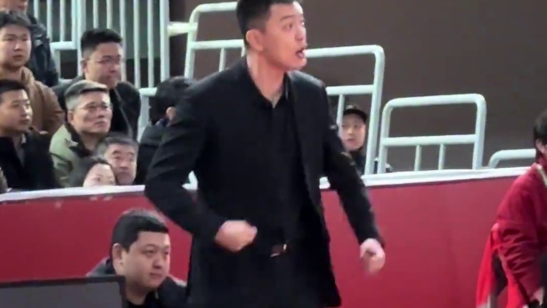 #辽宁男篮 主帅#杨鸣 场边激情指导，不满裁判判罚。#CBA
