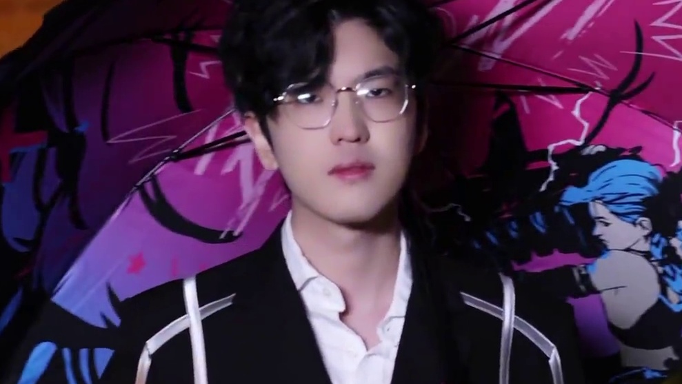 Jiejie帅气亮相全明星