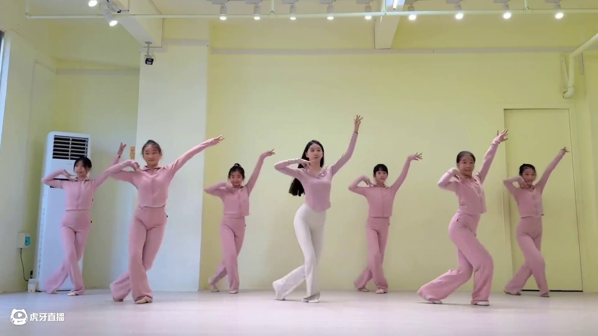 和初中的学生们一起来一段维族舞 #师生共舞 #维族舞蹈