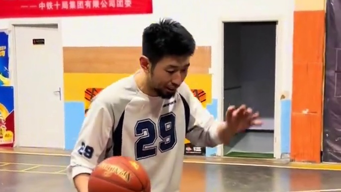 这样就很像四步上篮 对方就很难预判你了#篮球 #篮球教学