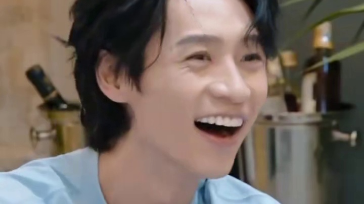 #何炅 何老师放过自己吧~！又在玩自己的梗了：“谁说这团老了，这团太棒了！”#名侦探的假期