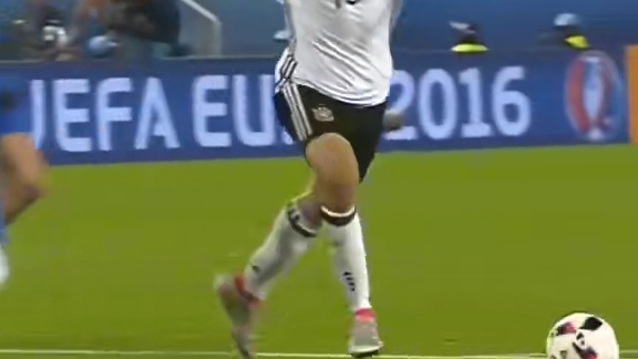 足球赛场那些极具体育的极限解围！真的太拼命了 #dou来足球季 #足球的魅力