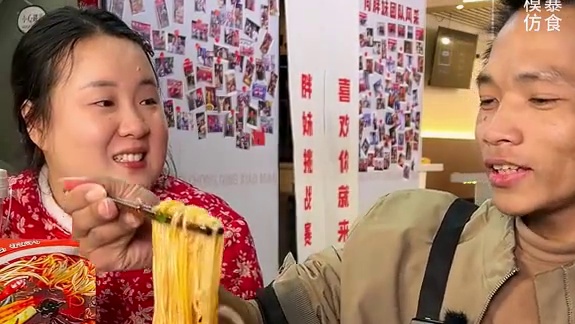 发型独特的云南哈尼族小伙来挑战6两火锅米线，3000块一套的民族服装震惊胖妹，太搞笑了！#美食 #挑