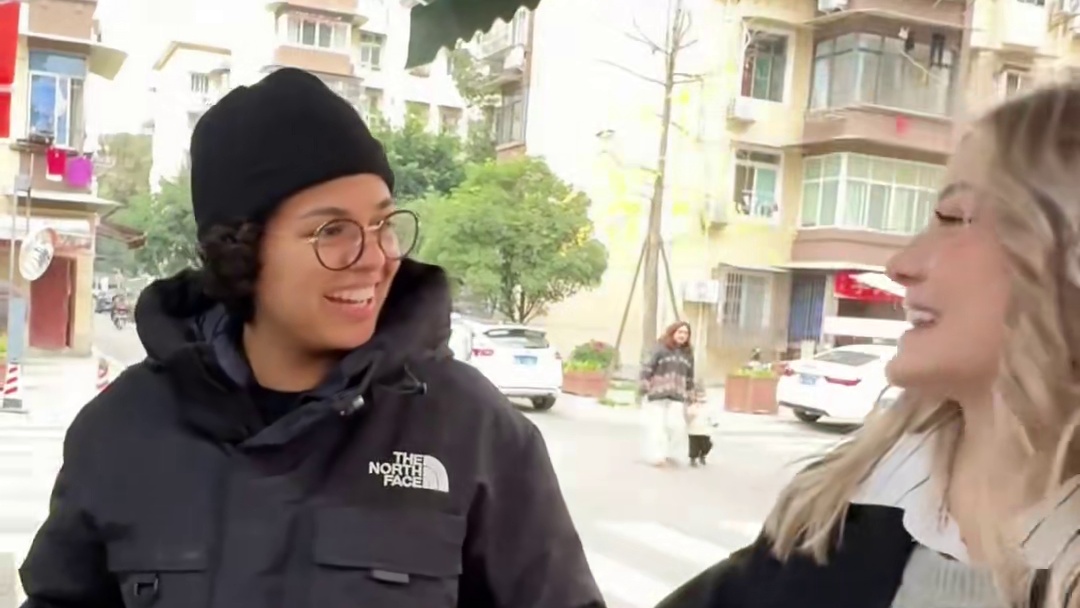 一碗辣豆腐脑，一份折耳根，吓死广东老外！我们四川的人间美味，哪里受得了！#是谁还没吃到这人间美味 #