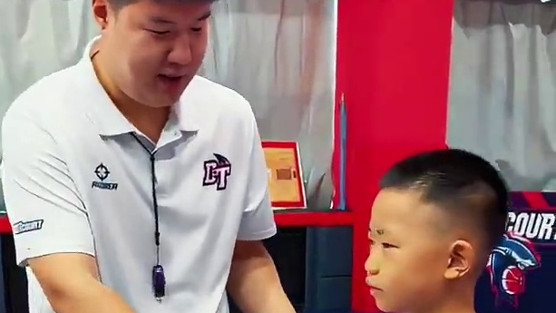 DT为小球员们举办了首届《书画艺术展》本次活动共征集到63位小球员的包括篮球书法、篮球诗词、篮球漫画