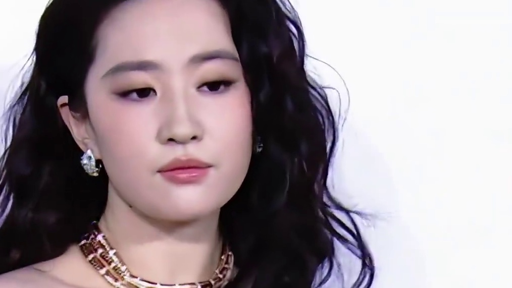 #刘亦菲 发了#哈尔滨 冰封黄玫瑰了~她会不会去打卡呢~