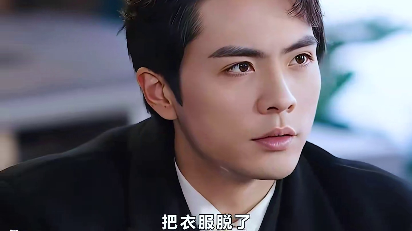 总裁重金打造机器人，却被女孩阴差阳错替代