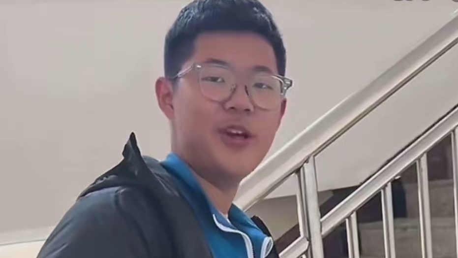 老弟 受伤了还是好好走路吧