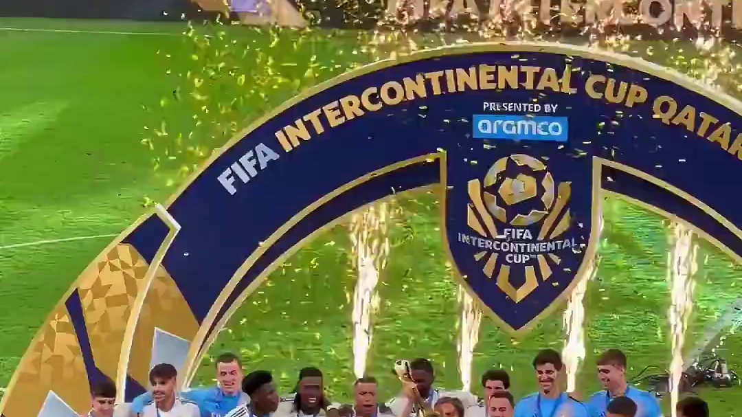 荣耀时刻！皇马夺得洲际杯冠军 39岁#莫德里奇 捧起奖杯与队友共同庆祝 皇马生涯28冠队史最多#足球